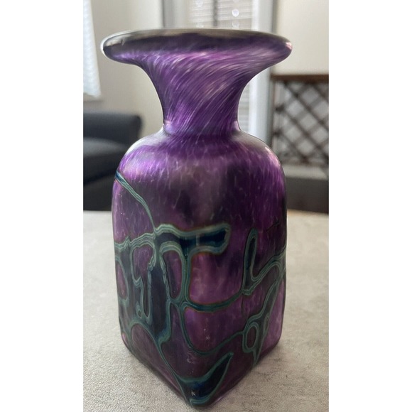 Robert Held 4” Small Triangular Purple Bud Vase w/Iridescent Swirl Design SIGNED - Picture 9 of 12
